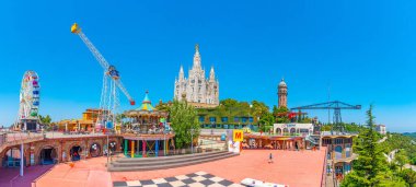 BARCELONA, SPAIN, 29 Haziran 2019: İnsanlar Barselona, Spai 'deki Tibidabo eğlence parkında geziniyorlar