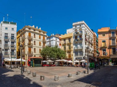 VALENCIA, İspanya, 17 Haziran 2019: İnsanlar Valencia, Spai 'nin merkezinde dar bir sokakta yemek yiyorlar.