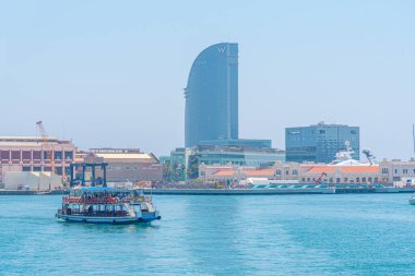 BARCELONA, İspanya, 30 Haziran 2019: feribot Barcelona, İspanya 'daki W Oteli' nin önünden geçiyor.