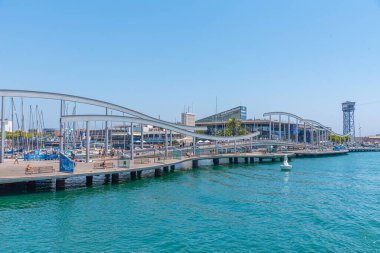 BARCELONA, SPAIN, 30 HAZİRAN 2019: İnsanlar İspanya 'nın Barselona kentindeki la rambla del mar köprüsünden geçiyorlar