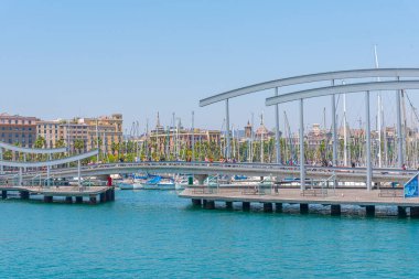 BARCELONA, SPAIN, 30 HAZİRAN 2019: İnsanlar İspanya 'nın Barselona kentindeki la rambla del mar köprüsünden geçiyorlar