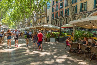BARCELONA, SPAIN, 30 HAZİRAN 2019: İspanya 'nın Barselona kentindeki La Rambla caddesinde insanlar geziniyor