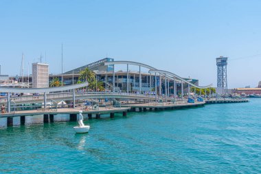 BARCELONA, SPAIN, 30 HAZİRAN 2019: İnsanlar İspanya 'nın Barselona kentindeki la rambla del mar köprüsünden geçiyorlar