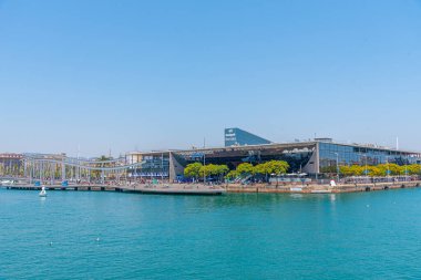 BARCELONA, İspanya, 30 Haziran 2019: İnsanlar İspanya 'nın Barselona kentindeki Maremagnum alışveriş merkezinin önünden geçiyor