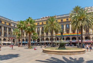 BARCELONA, SPAIN, 30 Haziran 2019: İnsanlar İspanya 'nın Barcelona kentindeki Placa Reial' daki çeşmeye hayran.