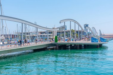 BARCELONA, SPAIN, 30 HAZİRAN 2019: İnsanlar İspanya 'nın Barselona kentindeki la rambla del mar köprüsünden geçiyorlar