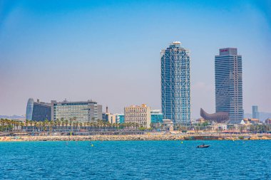 BARCELONA, İspanya, 30 Haziran 2019: Barcelona, İspanya 'da Barceloneta plajı üzerinde duran ikiz kuleler