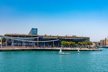 BARCELONA, İspanya, 30 Haziran 2019: İnsanlar İspanya 'nın Barselona kentindeki Maremagnum alışveriş merkezinin önünden geçiyor