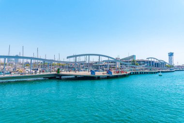 BARCELONA, SPAIN, 30 HAZİRAN 2019: İnsanlar İspanya 'nın Barselona kentindeki la rambla del mar köprüsünden geçiyorlar