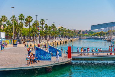 BARCELONA, SPAIN, 30 HAZİRAN 2019: İnsanlar İspanya 'nın Barselona kentindeki la rambla del mar köprüsünden geçiyorlar