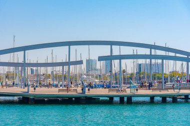 BARCELONA, SPAIN, 30 HAZİRAN 2019: İnsanlar İspanya 'nın Barselona kentindeki la rambla del mar köprüsünden geçiyorlar