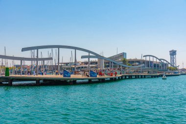 BARCELONA, SPAIN, 30 HAZİRAN 2019: İnsanlar İspanya 'nın Barselona kentindeki la rambla del mar köprüsünden geçiyorlar