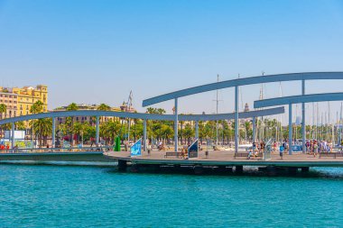 BARCELONA, SPAIN, 30 HAZİRAN 2019: İnsanlar İspanya 'nın Barselona kentindeki la rambla del mar köprüsünden geçiyorlar
