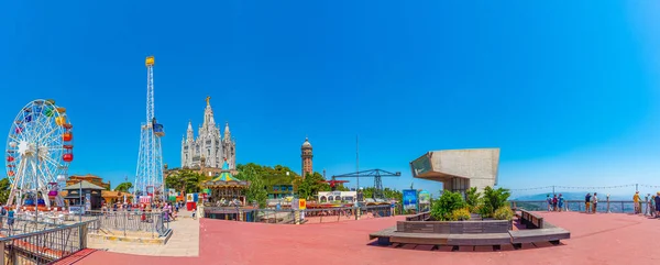 Barcelona España Junio 2019 Gente Está Paseando Por Parque Atracciones — Foto de Stock