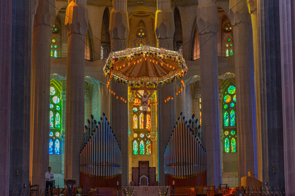 БАРСЕЛОНА, ИСПАНИЯ, 30 ИЮНЯ 2019 года: Интерьер Саграда Фабрегаса в Барселоне, Испания
