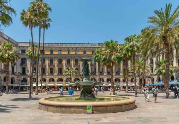 Barcelona España Junio 2019 Gente Está Admirando Fuente Placa Reial —  Fotos de Stock