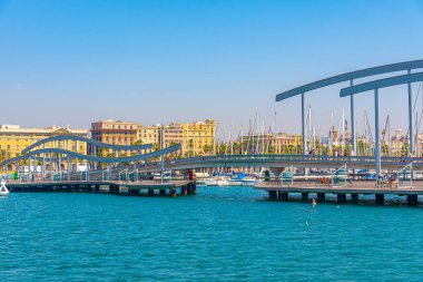 BARCELONA, SPAIN, 30 HAZİRAN 2019: İnsanlar İspanya 'nın Barselona kentindeki la rambla del mar köprüsünden geçiyorlar