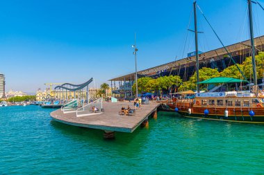 BARCELONA, İspanya, 30 Haziran 2019: İnsanlar İspanya 'nın Barselona kentindeki Maremagnum alışveriş merkezinin önünden geçiyor