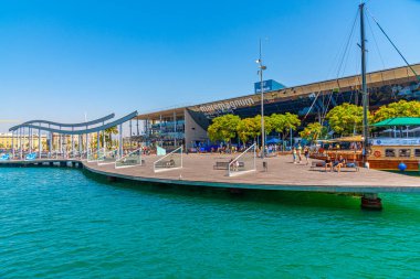 BARCELONA, İspanya, 30 Haziran 2019: İnsanlar İspanya 'nın Barselona kentindeki Maremagnum alışveriş merkezinin önünden geçiyor