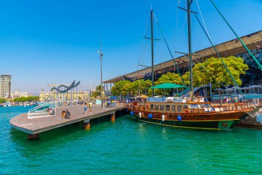 BARCELONA, İspanya, 30 Haziran 2019: İnsanlar İspanya 'nın Barselona kentindeki Maremagnum alışveriş merkezinin önünden geçiyor