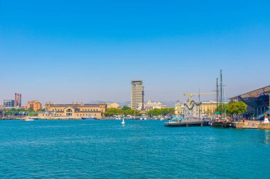 BARCELONA, İspanya, 30 Haziran 2019: İnsanlar İspanya 'nın Barselona kentindeki Maremagnum alışveriş merkezinin önünden geçiyor