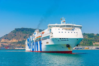 BARCELONA, İSPAN, 30 HAZİRAN 2019: İspanya 'nın Barcelona limanına demirlemiş gemi turu