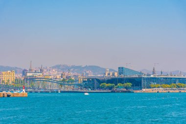 BARCELONA, İspanya, 30 Haziran 2019: İnsanlar İspanya 'nın Barselona kentindeki Maremagnum alışveriş merkezinin önünden geçiyor