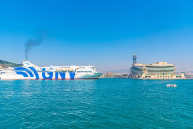 BARCELONA, İspanya, 30 Haziran 2019: Barcelona, İspanya 'da bir yolcu gemisi ve dünya ticaret merkezi manzarası