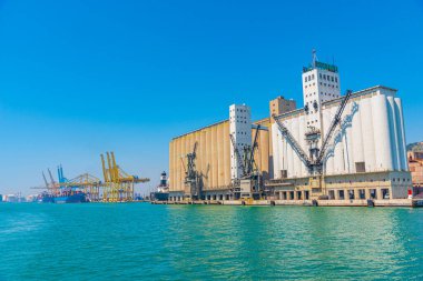 BARCELONA, İspanya, 30 Haziran 2019: İspanya 'daki endüstriyel liman manzarası