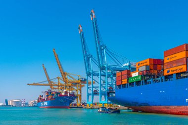 BARCELONA, İspanya, 30 Haziran 2019: İspanya 'daki endüstriyel liman manzarası