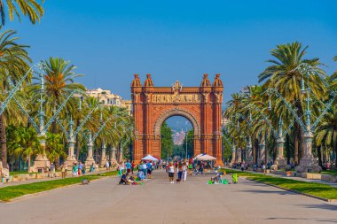 BARCELONA, İspanya, 30 Haziran 2019: İnsanlar Barcelona, İspanya 'da zafer kemerinden geçiyorlar