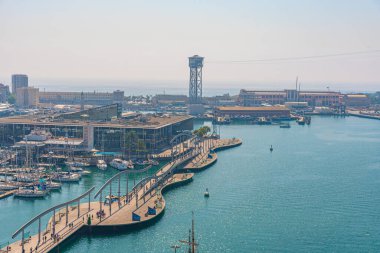 BARCELONA, İspanya, 30 Haziran 2019: İnsanlar İspanya 'nın Barselona kentindeki Maremagnum alışveriş merkezinin önünden geçiyor