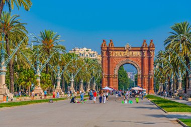 BARCELONA, İspanya, 30 Haziran 2019: İnsanlar Barcelona, İspanya 'da zafer kemerinden geçiyorlar