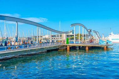 BARCELONA, SPAIN, 29 Haziran 2019: İnsanlar İspanya 'nın Barselona kentindeki la rambla del mar köprüsünden geçiyorlar