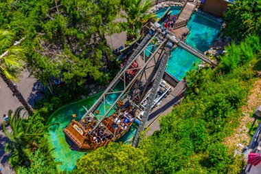 BARCELONA, İspanya, 29 Haziran 2019: İnsanlar Barselona, İspanya 'daki Tibidabo lunaparkında sallanan bir gemiye biniyorlar