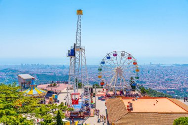 BARCELONA, İspanya, 29 Haziran 2019: İnsanlar İspanya 'nın Barselona kentindeki Tibidabo eğlence parkında güneşli bir günün tadını çıkarıyorlar