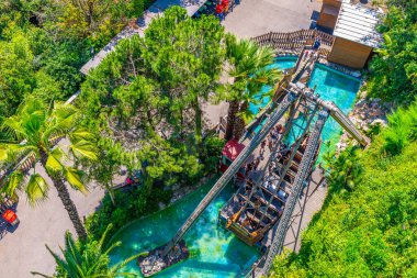 BARCELONA, İspanya, 29 Haziran 2019: İnsanlar Barselona, İspanya 'daki Tibidabo lunaparkında sallanan bir gemiye biniyorlar