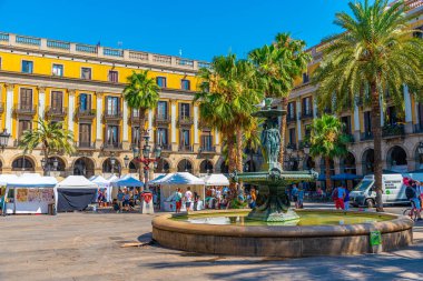 BARCELONA, SPAIN, 29 Haziran 2019: İnsanlar İspanya 'nın Barcelona kentindeki Placa Reial' da geziniyorlar