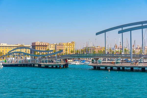 BARCELONA, SPAIN, 30 HAZİRAN 2019: İnsanlar İspanya 'nın Barselona kentindeki la rambla del mar köprüsünden geçiyorlar