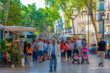 BARCELONA, SPAIN, 29 Haziran 2019: İspanya 'nın Barcelona kentindeki La Rambla caddesinde insanlar geziniyor