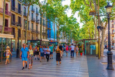 BARCELONA, SPAIN, 29 Haziran 2019: İspanya 'nın Barcelona kentindeki La Rambla caddesinde insanlar geziniyor