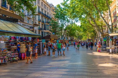BARCELONA, SPAIN, 29 Haziran 2019: İspanya 'nın Barcelona kentindeki La Rambla caddesinde insanlar geziniyor