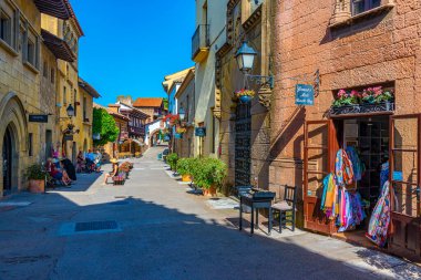 BARCELONA, SPAIN, 28 Haziran 2019: Poble Espanyol Parkı 'ndaki dar bir sokağa bakış, İspanya' nın çeşitli bölgelerinden farklı mimari ve gelenekleri temsil etmektedir.