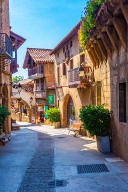 BARCELONA, SPAIN, 28 Haziran 2019: Poble Espanyol Parkı 'ndaki dar bir sokağa bakış, İspanya' nın çeşitli bölgelerinden farklı mimari ve gelenekleri temsil etmektedir.