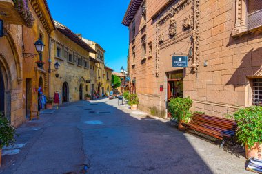 BARCELONA, SPAIN, 28 Haziran 2019: Poble Espanyol Parkı 'ndaki dar bir sokağa bakış, İspanya' nın çeşitli bölgelerinden farklı mimari ve gelenekleri temsil etmektedir.