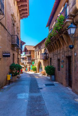 BARCELONA, SPAIN, 28 Haziran 2019: Poble Espanyol Parkı 'ndaki dar bir sokağa bakış, İspanya' nın çeşitli bölgelerinden farklı mimari ve gelenekleri temsil etmektedir.