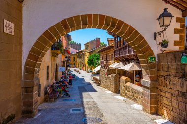 BARCELONA, SPAIN, 28 Haziran 2019: Poble Espanyol Parkı 'ndaki dar bir sokağa bakış, İspanya' nın çeşitli bölgelerinden farklı mimari ve gelenekleri temsil etmektedir.