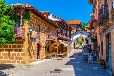 BARCELONA, SPAIN, 28 Haziran 2019: Poble Espanyol Parkı 'ndaki dar bir sokağa bakış, İspanya' nın çeşitli bölgelerinden farklı mimari ve gelenekleri temsil etmektedir.