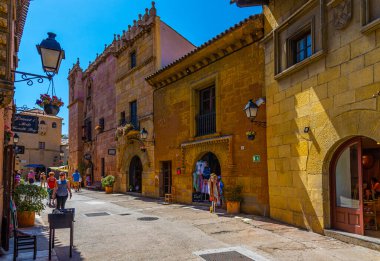 BARCELONA, SPAIN, 28 Haziran 2019: Poble Espanyol Parkı 'ndaki dar bir sokağa bakış, İspanya' nın çeşitli bölgelerinden farklı mimari ve gelenekleri temsil etmektedir.