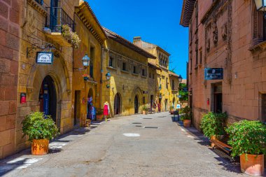 BARCELONA, SPAIN, 28 Haziran 2019: Poble Espanyol Parkı 'ndaki dar bir sokağa bakış, İspanya' nın çeşitli bölgelerinden farklı mimari ve gelenekleri temsil etmektedir.